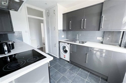 Photo 13 - Bright and Spacious 2-bed Apartment in Sutton