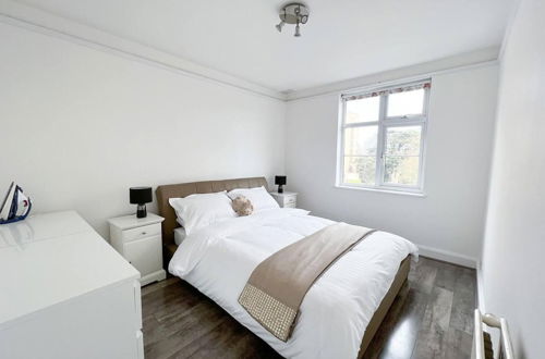 Foto 8 - Bright and Spacious 2-bed Apartment in Sutton