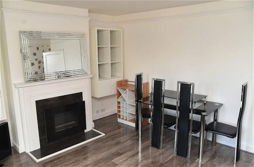 Photo 15 - Bright and Spacious 2-bed Apartment in Sutton
