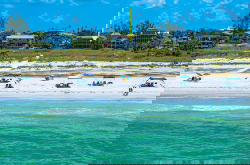 Foto 37 - Direct Beachfront Delight by Beachside Management