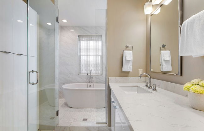 Luxury 3-Story Home w/ Pool & Parking garage - Foto 16