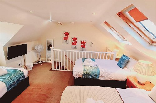 Photo 2 - Cedar Villa - Inviting 5-bed House in Chatham-