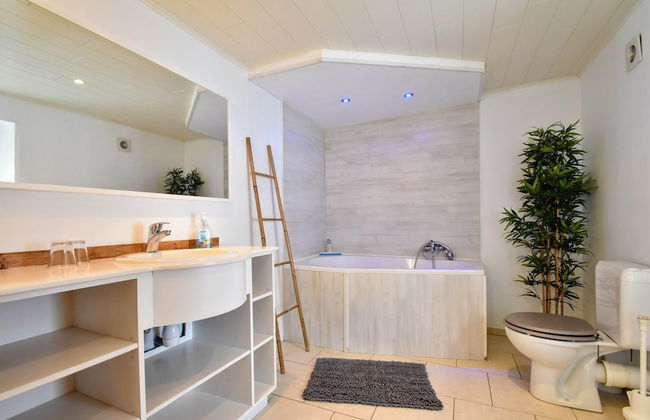 Luxury Pool Villa in Goesnes - Photo 27