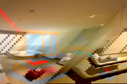 Foto 14 - Luxury Apartment with Hot Tub in Veysonnaz