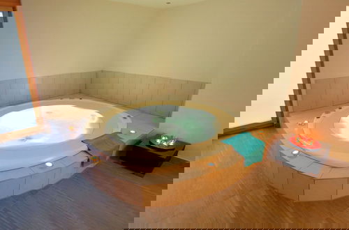Foto 15 - Luxury Apartment with Hot Tub in Veysonnaz