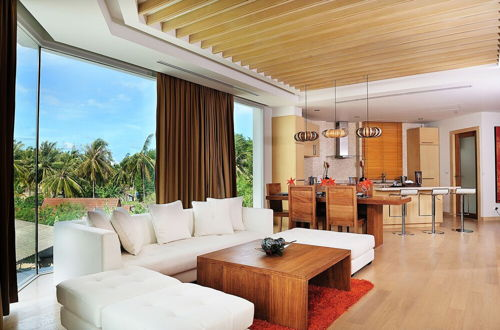 Foto 18 - Beachfront Phuket Seaview Suites