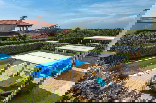 Foto 18 - Modern Holiday Home in Novigrad With Pool