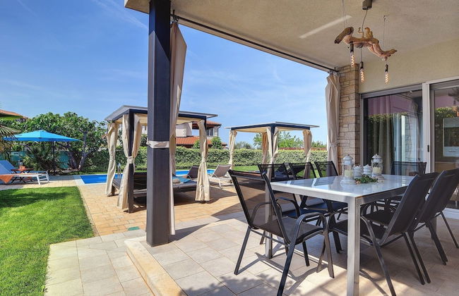 Modern Holiday Home in Novigrad With Pool - Foto 21