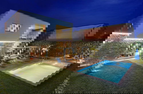 Foto 17 - Modern Holiday Home in Novigrad With Pool