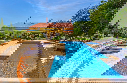 Photo 19 - Modern Apartment in Pula With Swimming Pool