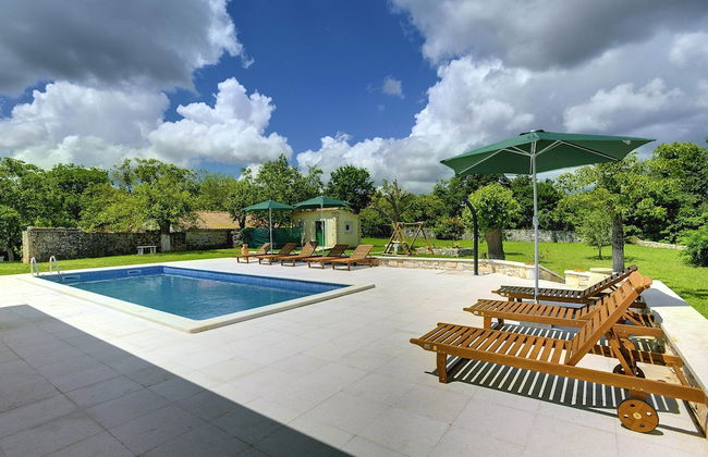Holiday Home in Rojnici With Private Pool - Foto 1