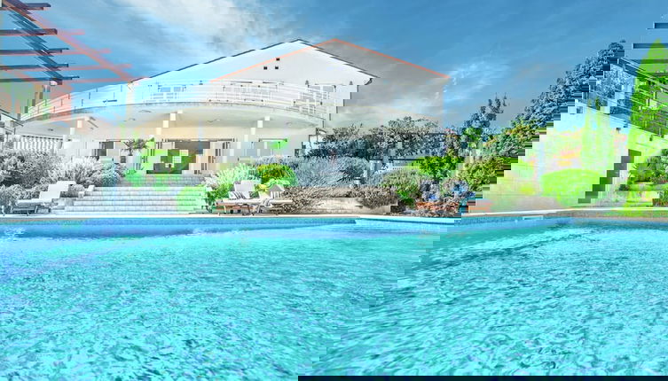 Foto 1 - Spacious Detached Villa with Pool near Pula with sea View