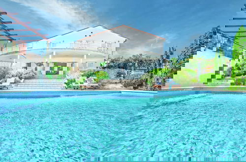Foto 1 - Spacious Detached Villa with Pool near Pula with sea View
