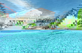 Foto 1 - Spacious Detached Villa with Pool near Pula with sea View