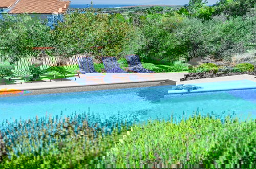 Foto 16 - Spacious Detached Villa with Pool near Pula with sea View