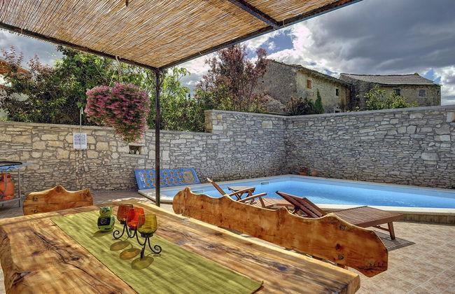 Well Maintained Holiday Home With Private Heated Pool Near the Beach - Foto 1