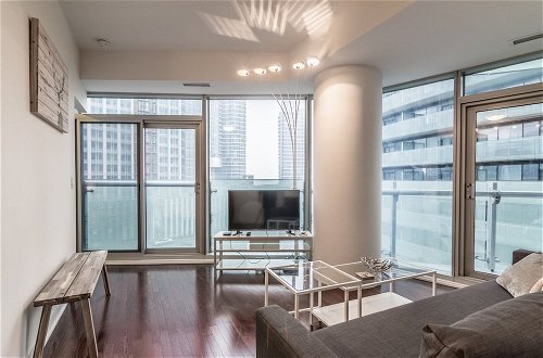Foto 16 - AOC Suites 2 Bedroom Condo, City CN Tower View