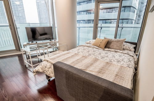 Foto 21 - AOC Suites 2 Bedroom Condo, City CN Tower View