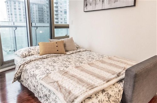 Foto 22 - AOC Suites 2 Bedroom Condo, City CN Tower View