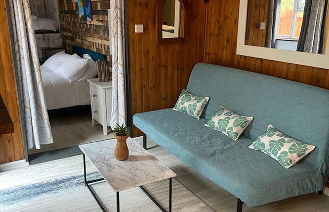 Charming Chalet - Sleep 3/4 & Free Parking - Photo 4