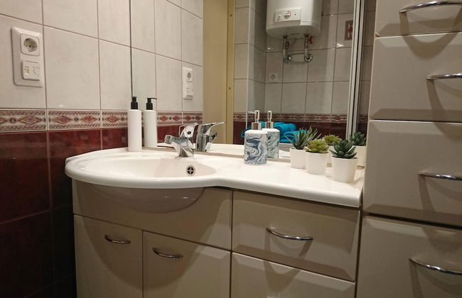City Center Raua Apartment with Balcony - Photo 10