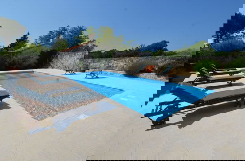 Foto 37 - Majestic Rustical Kanfanar Villa With Pool