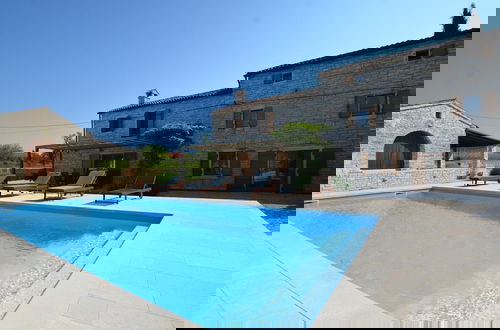 Foto 38 - Majestic Rustical Kanfanar Villa With Pool