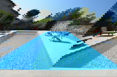 Foto 35 - Majestic Rustical Kanfanar Villa With Pool