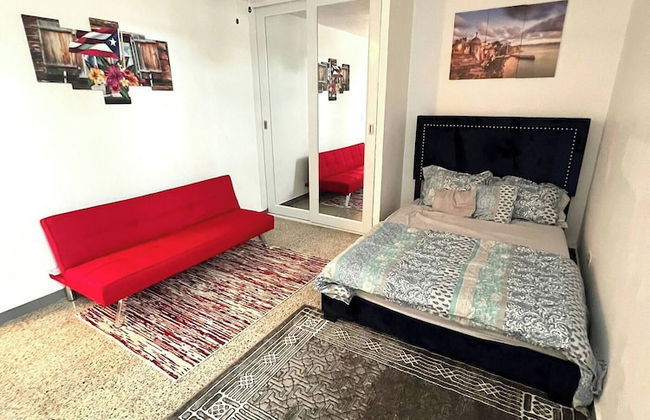 Stylish Remodeled 3BR w Yard Near Airport and Beaches - Foto 4