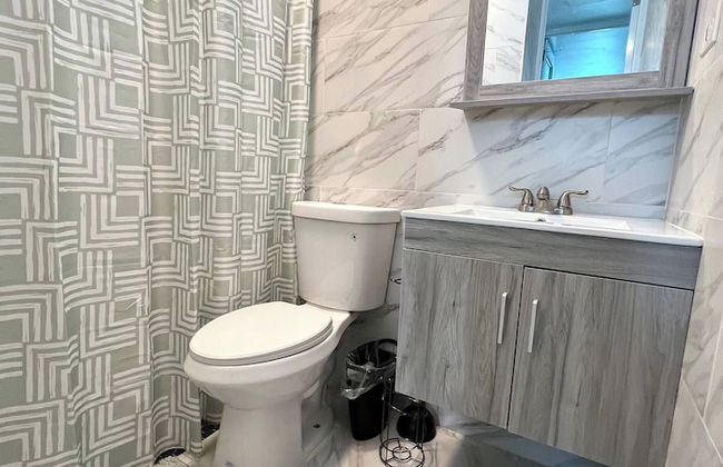 Stylish Remodeled 3BR w Yard Near Airport and Beaches - Foto 8