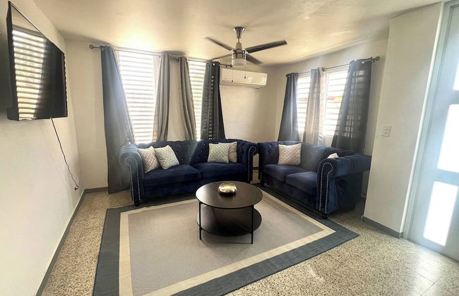 Stylish Remodeled 3BR w Yard Near Airport and Beaches - Foto 1