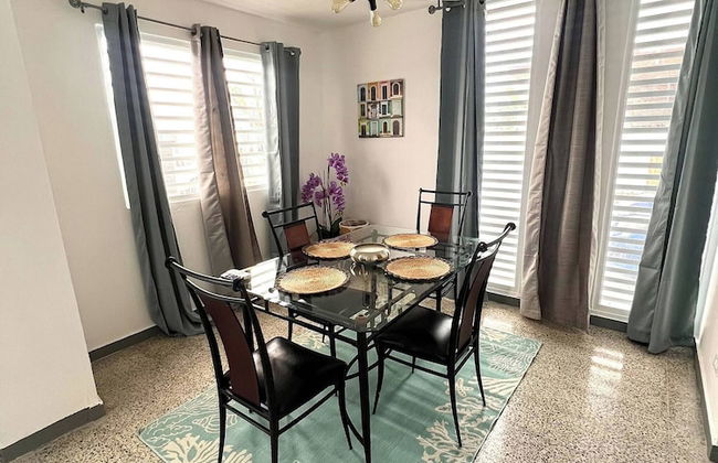 Stylish Remodeled 3BR w Yard Near Airport and Beaches - Foto 5