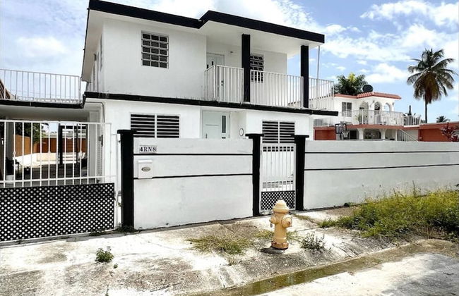 Stylish Remodeled 3BR w Yard Near Airport and Beaches - Foto 19