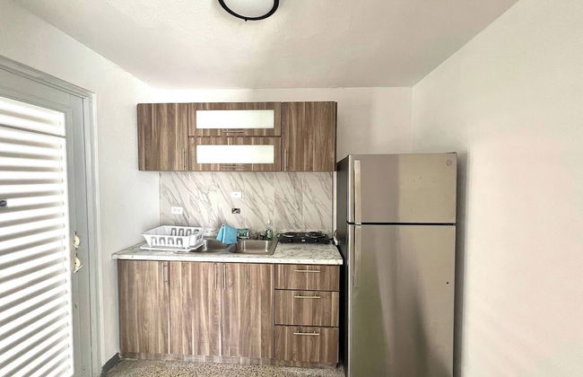 Stylish Remodeled 3BR w Yard Near Airport and Beaches - Foto 11