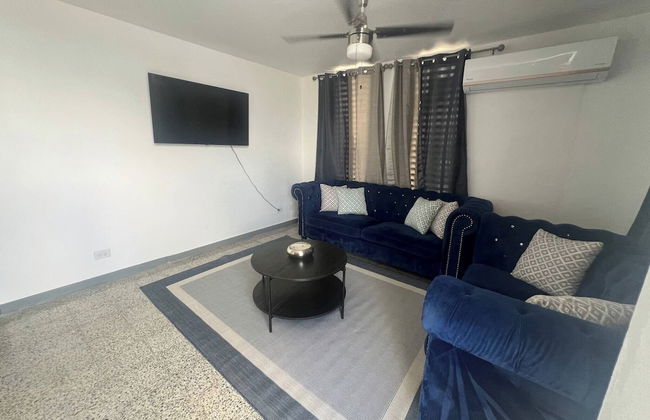 Stylish Remodeled 3BR w Yard Near Airport and Beaches - Foto 6