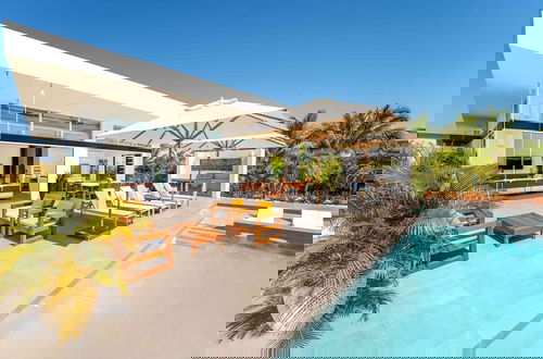 Foto 20 - Oceanside Vacation Villa With Hotel Amenities v10