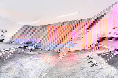Foto 2 - Taylor Swift Home Rooftop Hot Tub Movie Theater