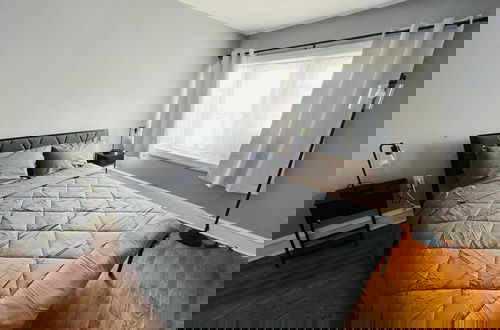 Foto 2 - Charming 1BR Apartment Near Train Station
