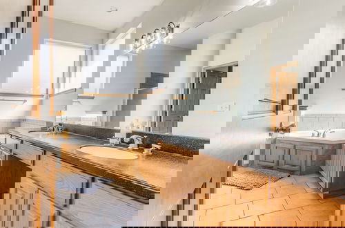 Photo 6 - 5-bedroom With 6 Beds for Social Gathering