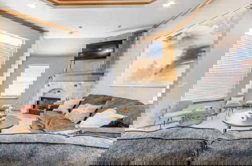 Photo 13 - 5-bedroom With 6 Beds for Social Gathering