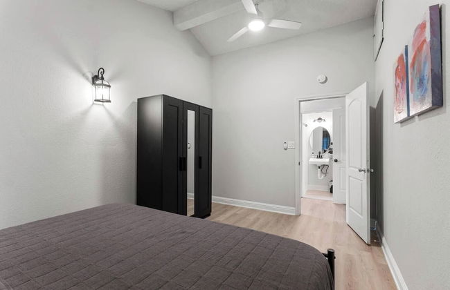 Spacious 4Bed Home in South Atx -Monthly - Photo 9