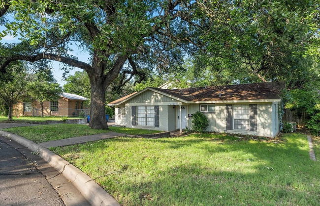 Spacious 4Bed Home in South Atx -Monthly - Photo 26