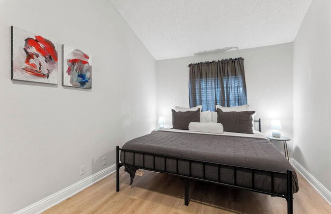 Spacious 4Bed Home in South Atx -Monthly - Photo 10