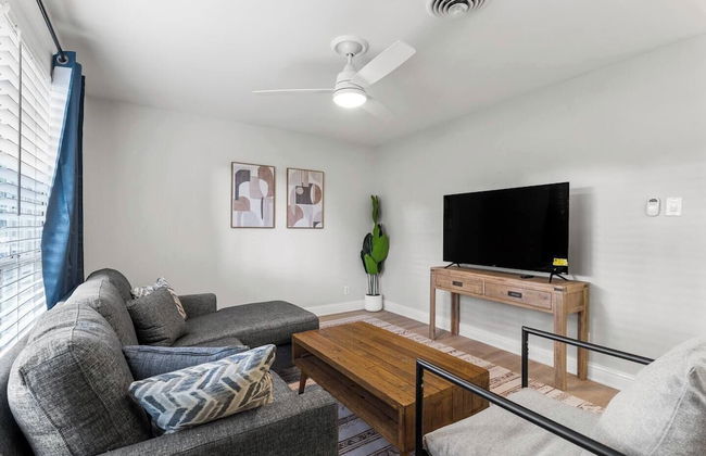 Spacious 4Bed Home in South Atx -Monthly - Photo 14