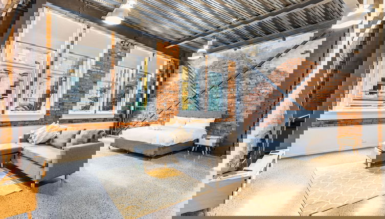 Foto 1 - Modern Studio + Prime Location!