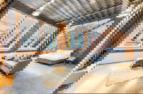 Foto 1 - Modern Studio + Prime Location!