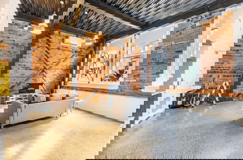 Foto 13 - Modern Studio + Prime Location!