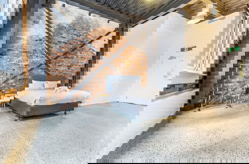 Foto 2 - Modern Studio + Prime Location!