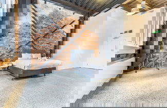 Foto 2 - Modern Studio + Prime Location!