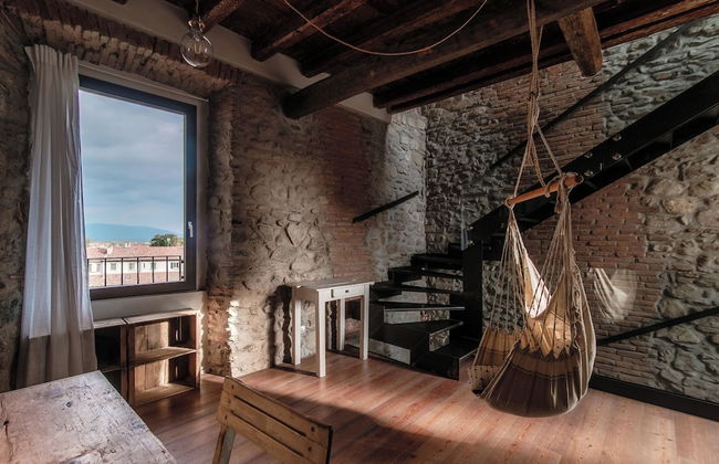 Stone House - Photo 16